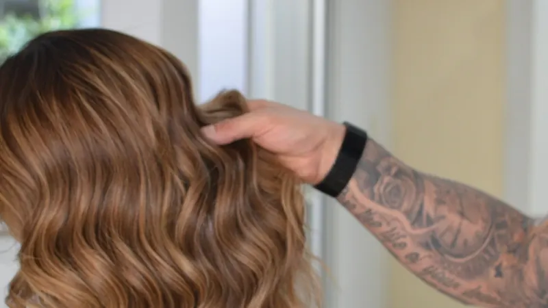 Lange, gewellte Haare mit Balayage-Farbverlauf