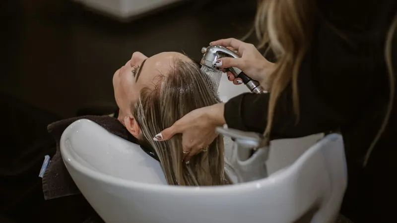 Haarwäsche am Waschbecken im Friseursalon